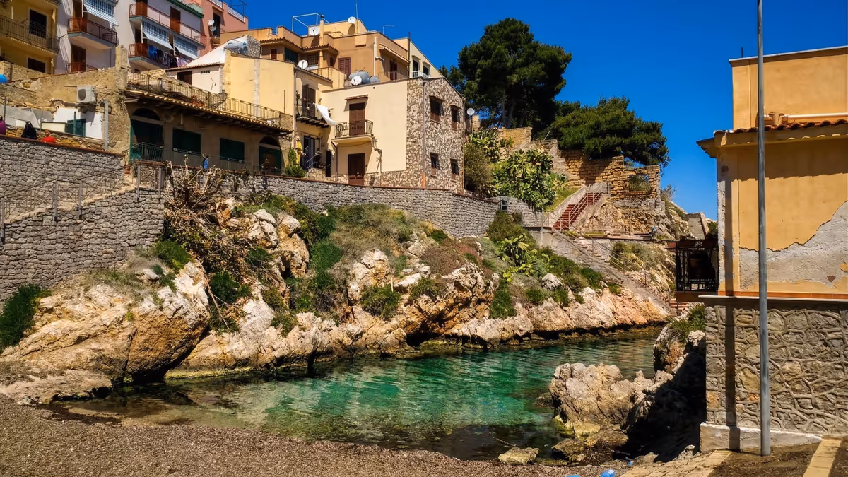 Scorci segreti: la caletta incantata a pochi passi dal nostro Beach Bar.