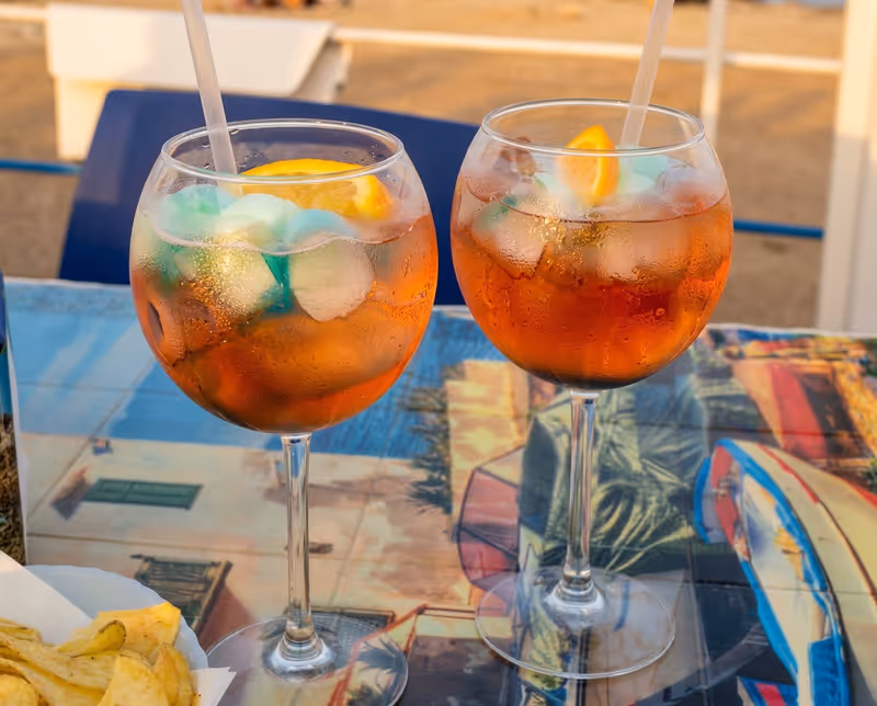 L'arte della mixology: ingredienti freschi e decorazioni artigianali per ogni drink.