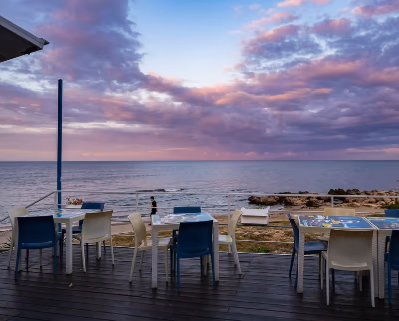 Sfumature di rosa e lavanda: l'ora più magica della giornata a Sant'Elia.
