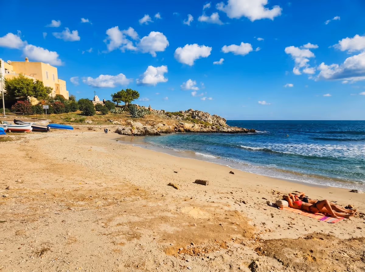 La spiaggia cristallina di Sant'Elia, il cuore pulsante del nostro litorale.