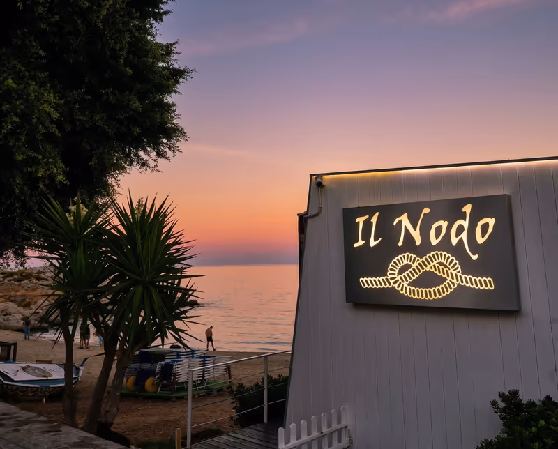 I riflessi caldi del tramonto siciliano che abbracciano la nostra terrazza.